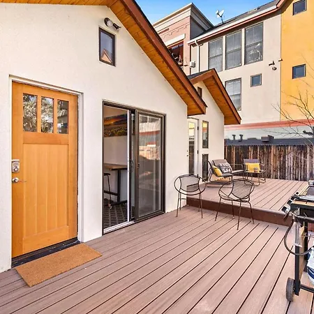 Vibrant Downtown Bungalow - Walk Everywhere!